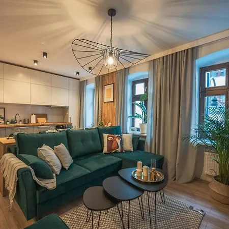 Spacious ~ 150m Main Square ~ Self Check-in 24h Apartment *