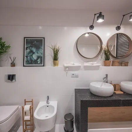 Spacious ~ 150m Main Square ~ Self Check-in 24h Apartment *