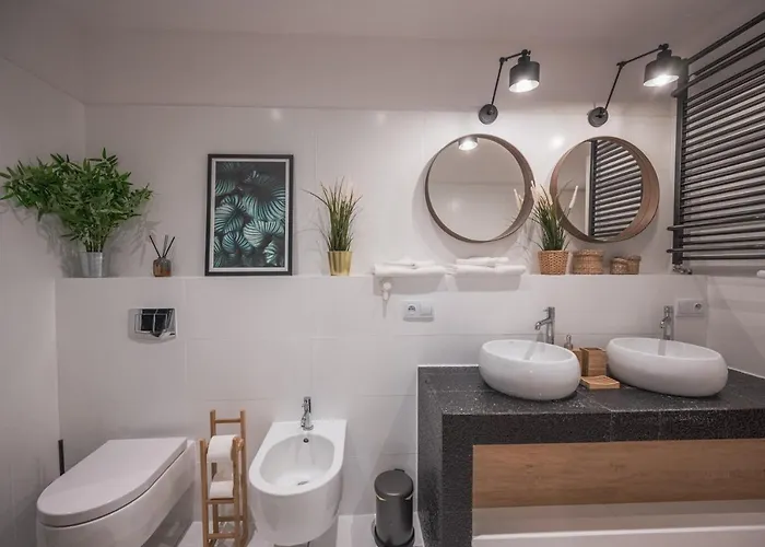 Spacious ~ 150m Main Square ~ Self Check-in 24h Apartament *