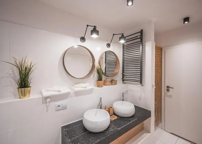 Spacious ~ 150m Main Square ~ Self Check-in 24h