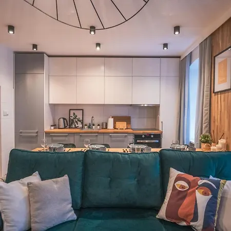 Spacious ~ 150m Main Square ~ Self Check-in 24h Breslavia