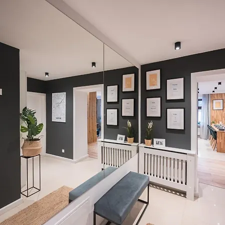 Spacious ~ 150m Main Square ~ Self Check-in 24h