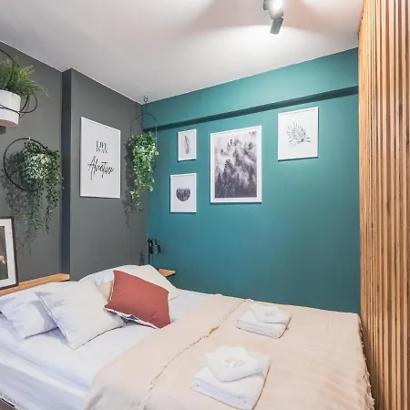 Spacious ~ 150m Main Square ~ Self Check-in 24h Breslavia