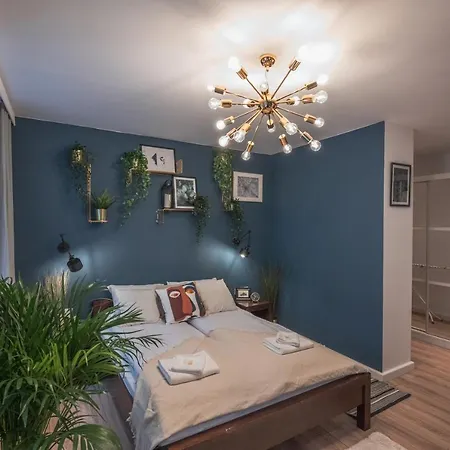 Apartment Spacious ~ 150m Main Square ~ Self Check-in 24h *