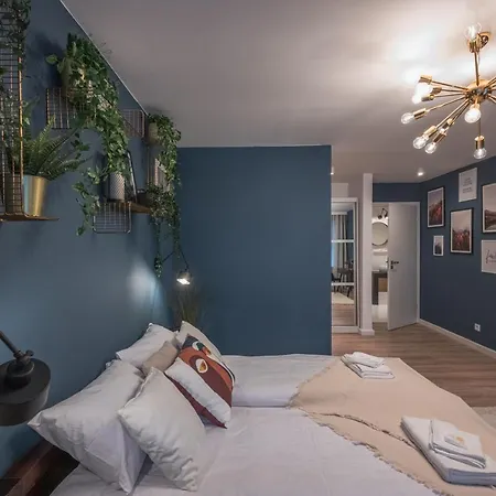 Apartment Spacious ~ 150m Main Square ~ Self Check-in 24h