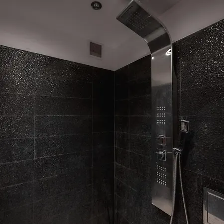 Spacious ~ 150m Main Square ~ Self Check-in 24h Breslau