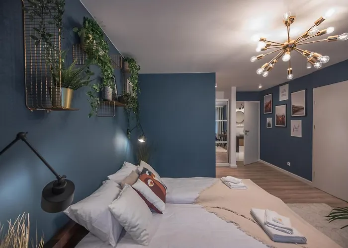 Апартаменти Spacious ~ 150m Main Square ~ Self Check-in 24h